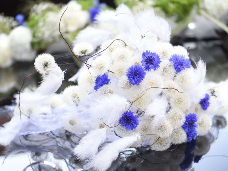 Brautstrauß mit weiß-blauen Blumen