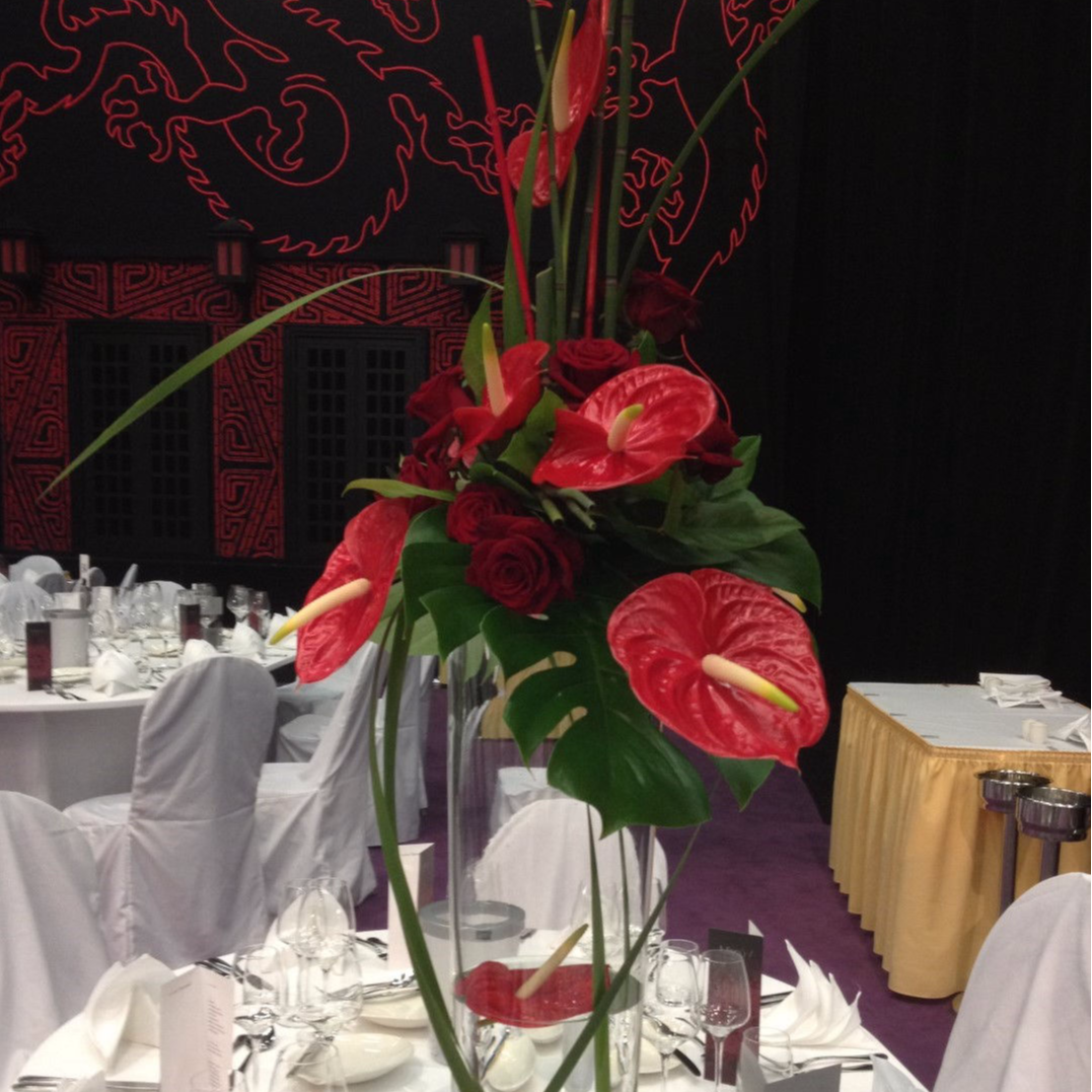 Tischgesteck aus roten Blumen