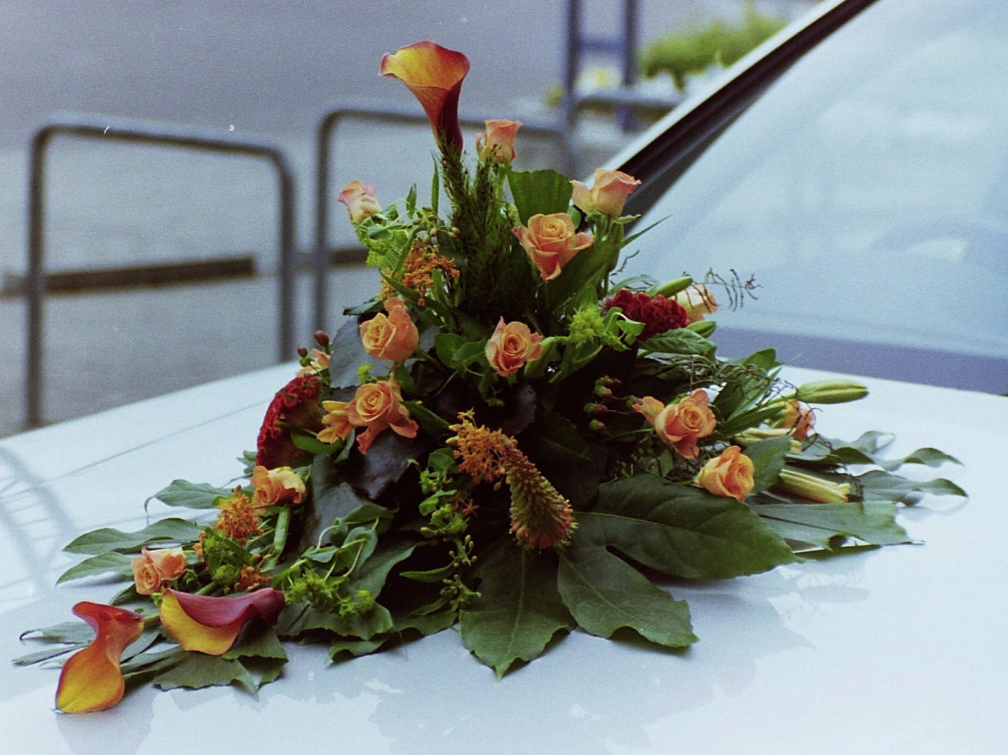 Schickes Autobukett mit orangenen Blumen
