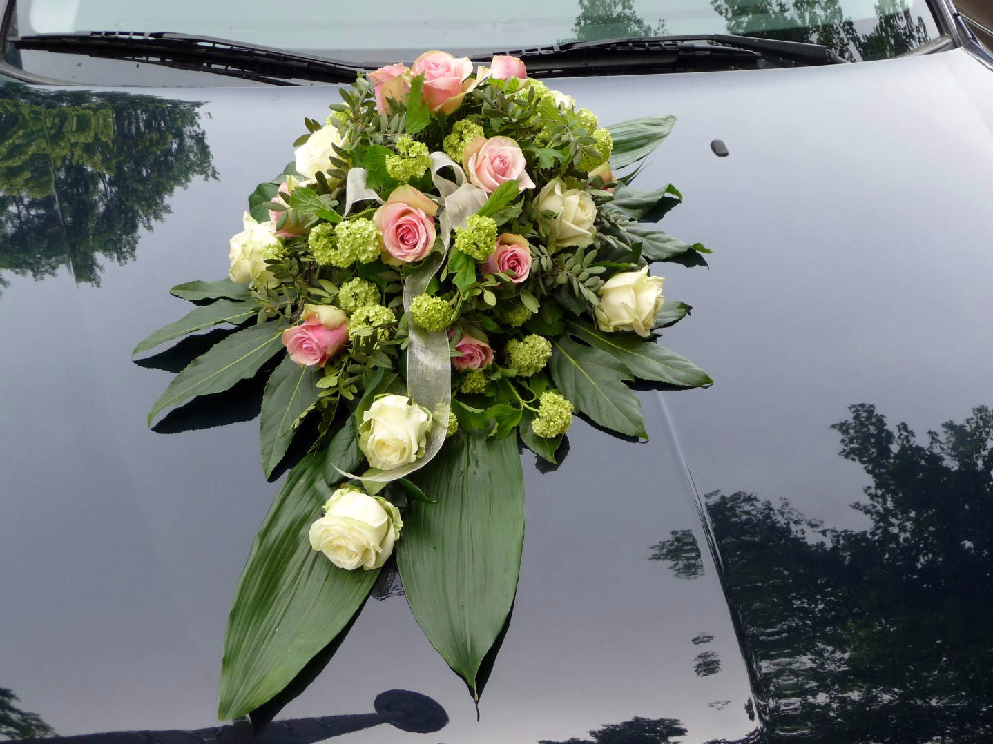 Ausschweifendes Autobukett mit pinken Blumen