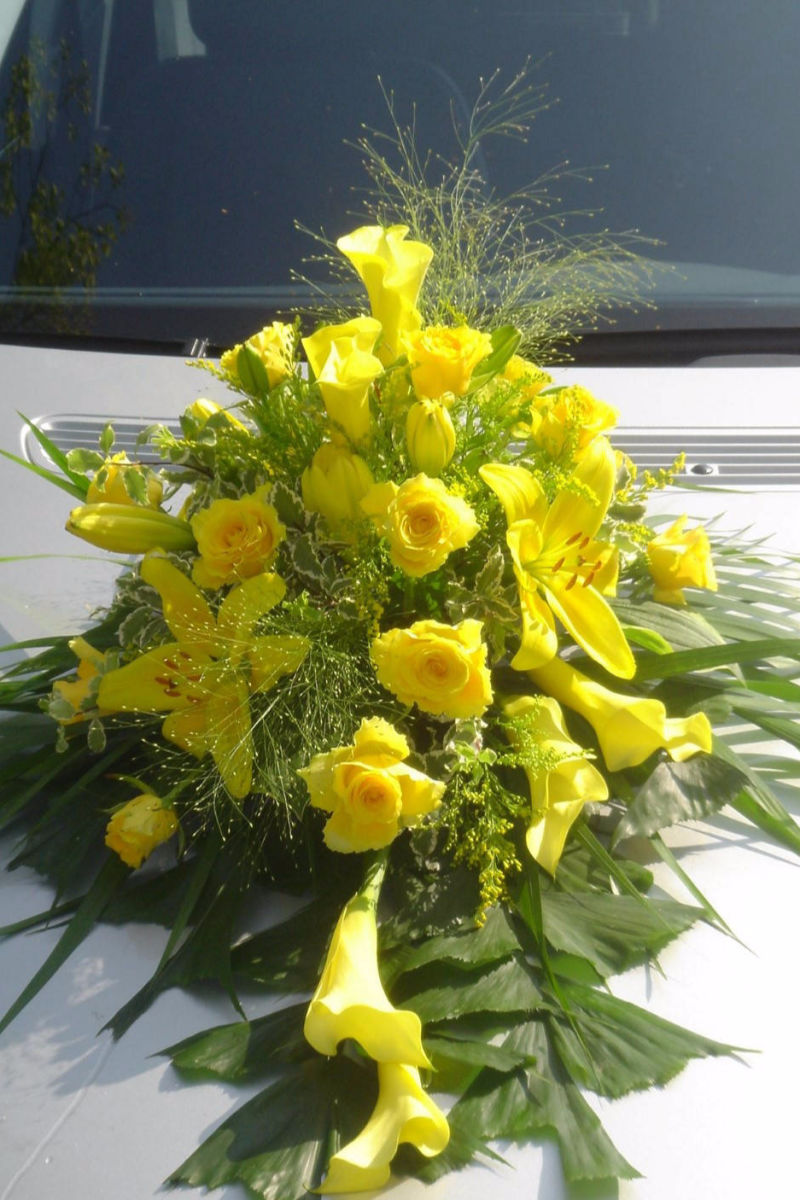 Autobukett aus gelben Blumen