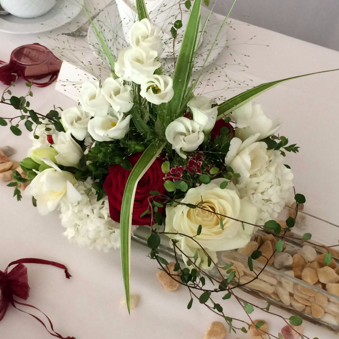 Elegantes Tischgesteck aus weißen Blumen